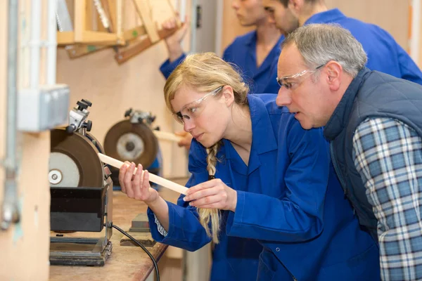 Handledare Titta Kvinnliga Lärling Snickare Användning Slipskiva — Stockfoto