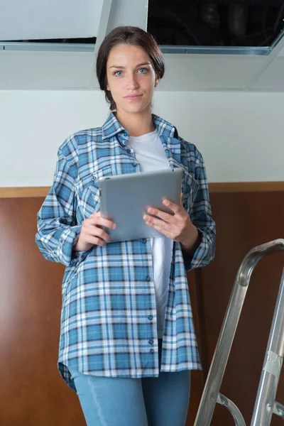 Trabalhador Feminino Segurando Uma Aba — Fotografia de Stock