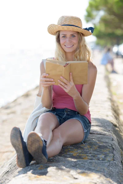 Femme Assise Sur Mur Lisant Livre — Photo