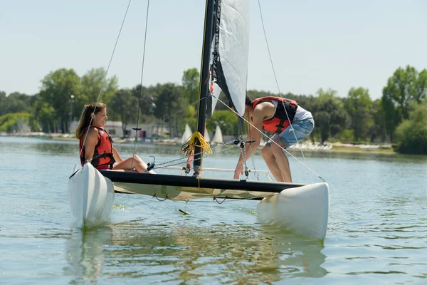 Couple Sailing Lake — Stock Photo, Image