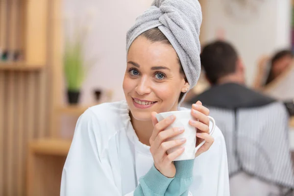 Mujer Peluquería Disfrutando Café Mientras Espera — Foto de Stock