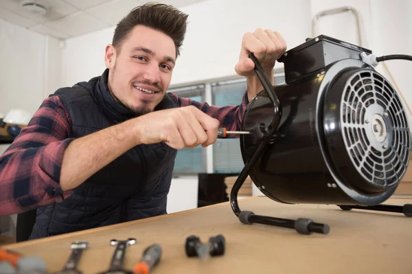 Eletricista Masculino Reparar Aparelho — Fotografia de Stock