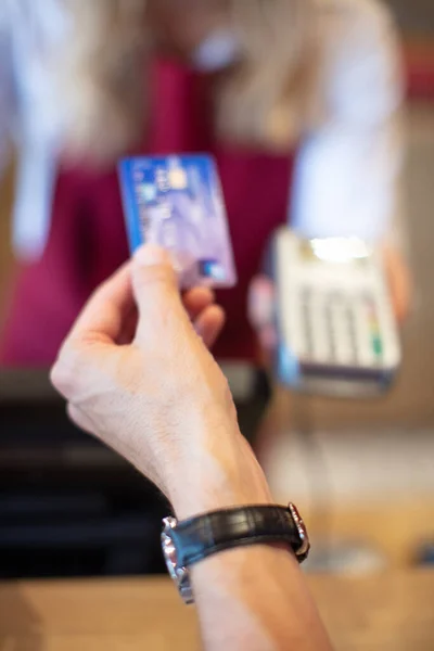 Hand Kunden Betalar Med Kontaktlösa Kreditkort — Stockfoto