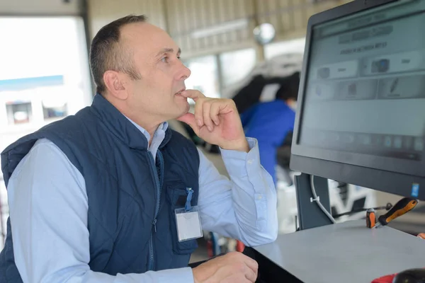 Mecânico Oficina Reparação Automóvel Falando Por Telefone — Fotografia de Stock