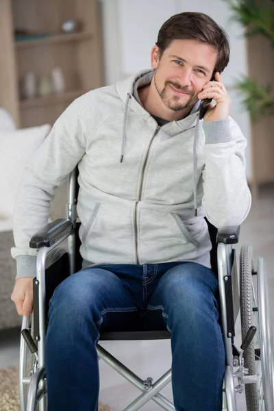 Hombre Positivo Sentado Silla Ruedas Mientras Habla Por Teléfono — Foto de Stock