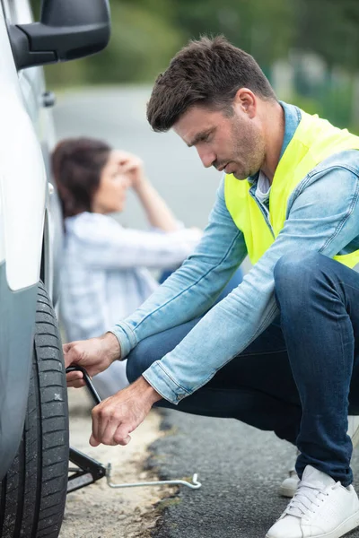 Jonge Kerel Veranderende Auto Wiel Een Berm — Stockfoto