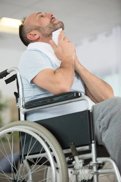 Injured Man Doing Exercises Home — Stock Photo, Image