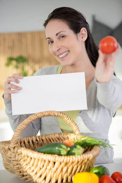 Kvinna Som Visar Grönsaker För Kameran — Stockfoto