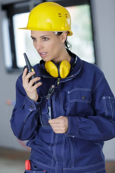 Eine Bauarbeiterin Gibt Anweisungen Auf Einem Walkie Talkie — Stockfoto