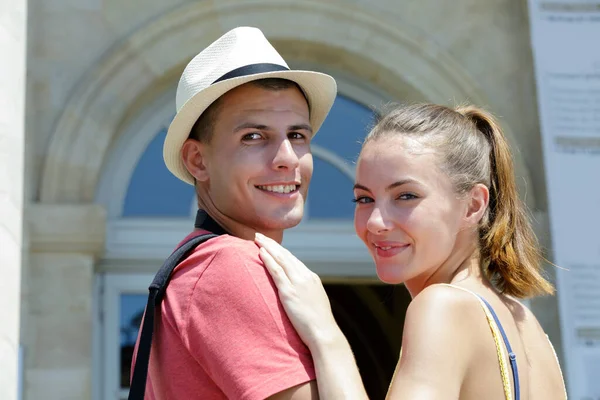 Young Couple Finding Way City Break — Stock Photo, Image