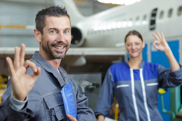 Szczęśliwy Mechanika Pracuje Serwisie Samochodowym — Zdjęcie stockowe