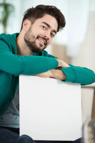 Homem Bonito Feliz Segurando Cartaz Vazio Dentro Casa — Fotografia de Stock