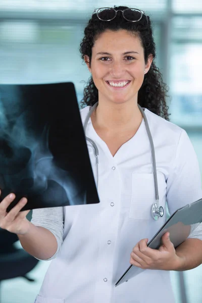 Belle Jeune Femme Médecin Tenant Une Radiographie — Photo