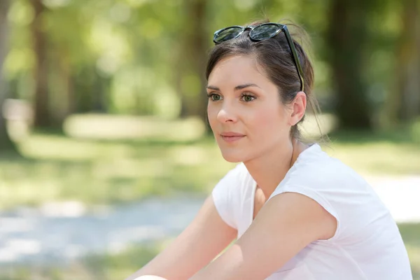 Giovane Donna Felice Godendo Aria Fresca — Foto Stock