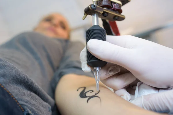 Крупним Планом Руки Машиною Роблять Татуювання Жіночій Руці — стокове фото