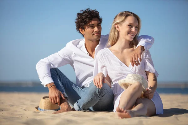 Coppia Seduta Sulla Spiaggia Insieme Amore Affetto — Foto Stock