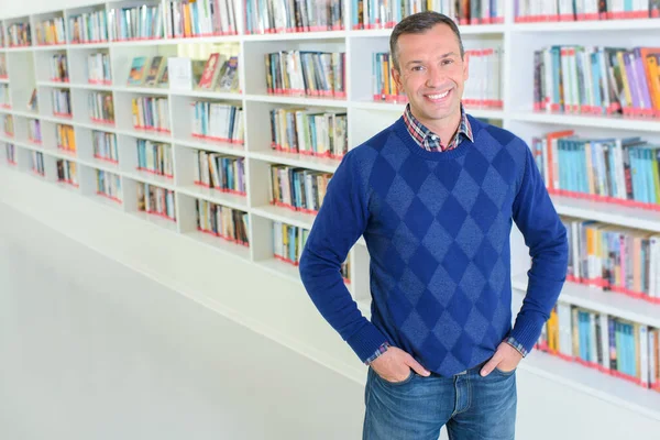 Man Poseren Van Boeken Achtergrond — Stockfoto