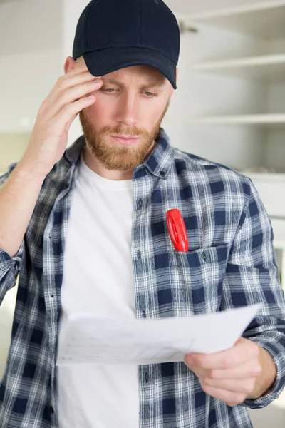 Een Verwarde Ingenieur Die Zich Verward Voelt — Stockfoto