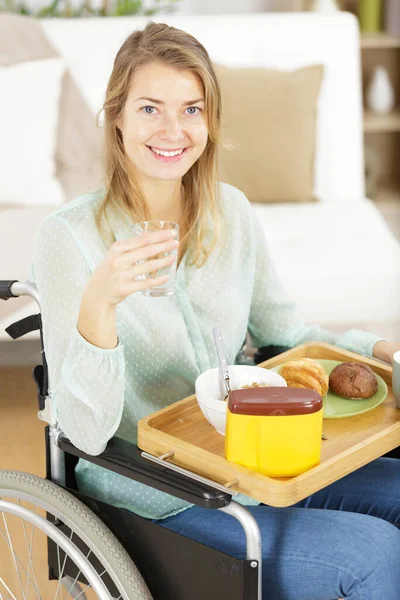 車椅子の女性が朝コーヒーを飲みながら — ストック写真