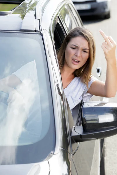 Frau Zeigt Obszöne Geste Aus Auto — Stockfoto