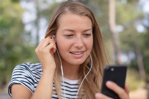 Mujer Campo Usando Smartphone Con Auriculares —  Fotos de Stock