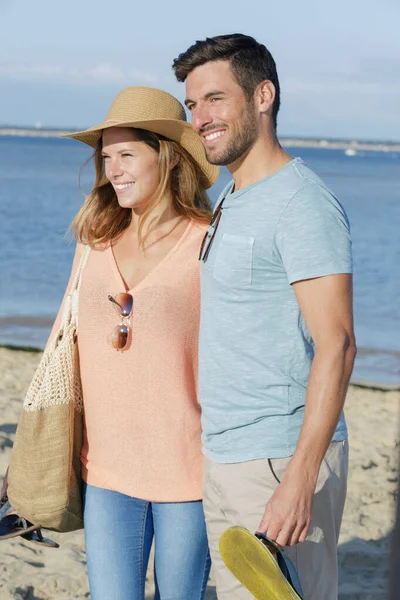 Medelålders Par Som Går Stranden Och Håller Sina Skor — Stockfoto