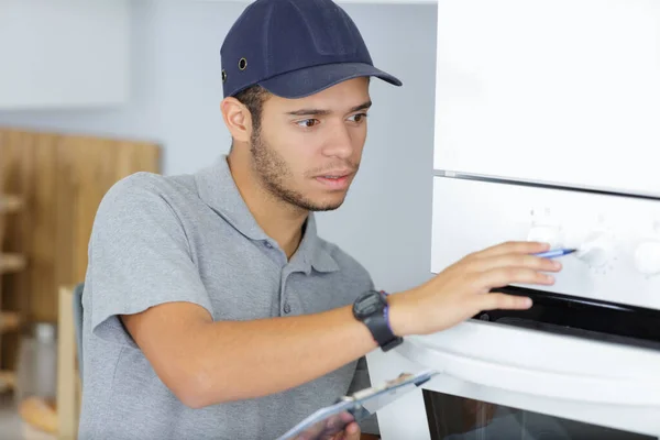 站在厨房里的一个年轻工人的画像 — 图库照片