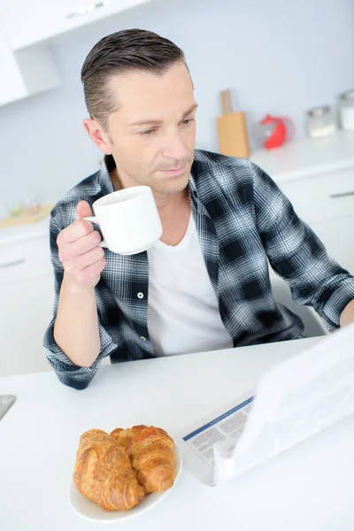 ある男が新聞を読んでいて — ストック写真