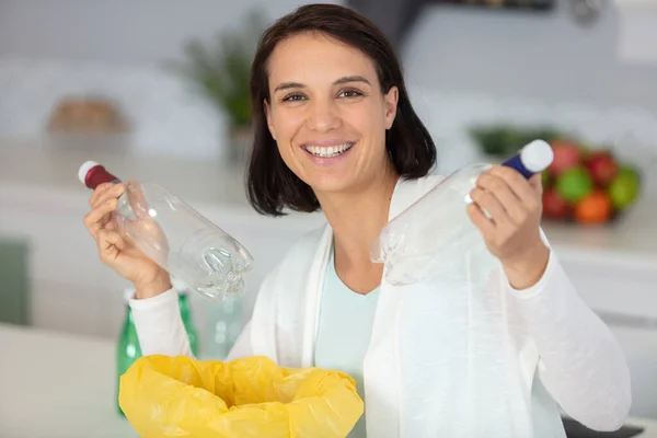 Vrouw Sorteren Plastic Flessen Thuis — Stockfoto