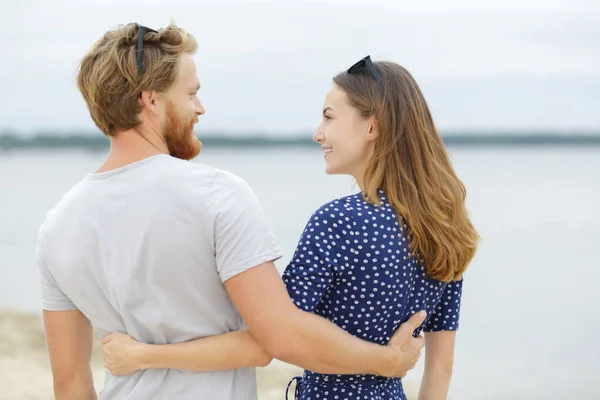 Retrato Casal Sentado Olhando Para Praia — Fotografia de Stock