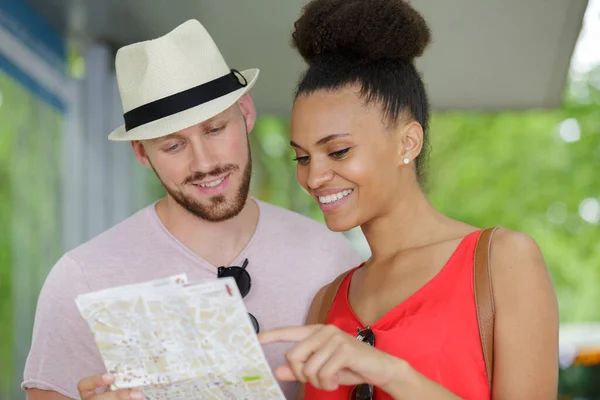 Couple Checking Directions — Stock Photo, Image