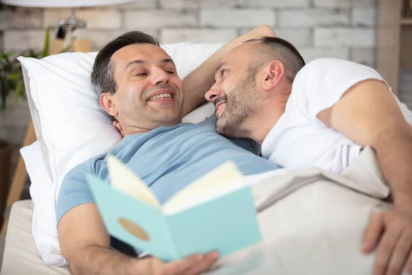 Gay Macho Pareja Cama Lectura Libro Juntos — Foto de Stock