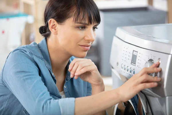 Kadın Giyim Çamaşır Makinesinde Yükleme — Stok fotoğraf