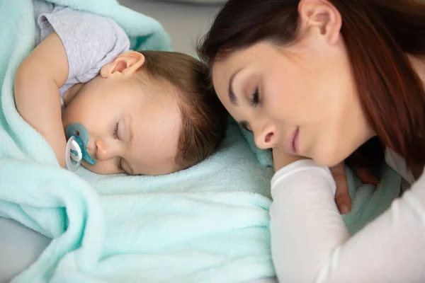 Beautiful Woman Her Son Little Baby Sleeping Together — Stock Photo, Image