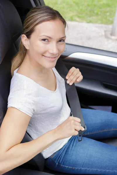 Πορτρέτο Της Νεαρής Γυναίκας Που Δένει Ζώνη Ασφαλείας Στο Αυτοκίνητο — Φωτογραφία Αρχείου