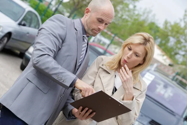 Női Ügyfél Meghökkent Információt Vágólapon — Stock Fotó