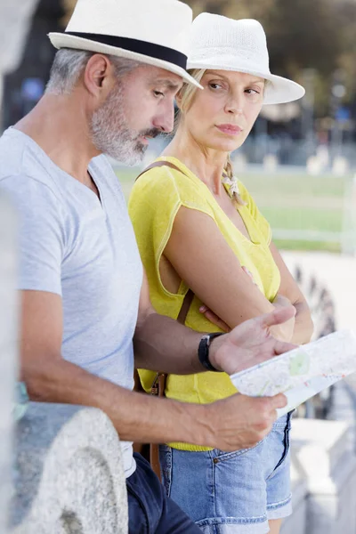 Pareja Madura Enojado Perdido Ciudad — Foto de Stock