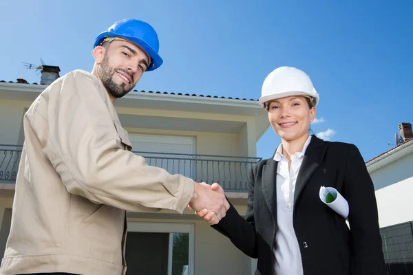 Foreman Och Arkitekt Skakar Hand — Stockfoto