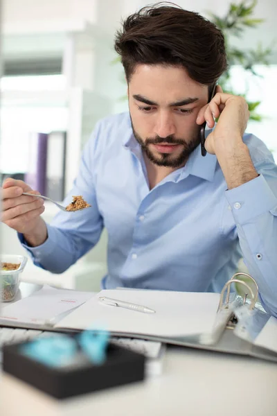 Mangiare Mentre Lavora Ufficio — Foto Stock