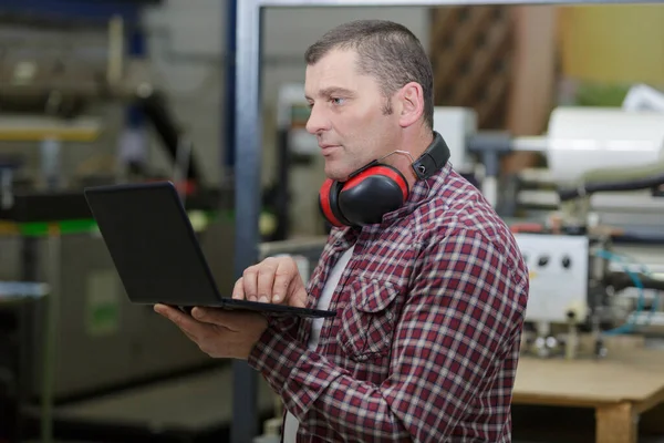 Worker Carpenters Workshop Computer — Stock Photo, Image