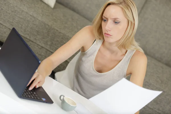 Mulher Lendo Contrato Com Laptop Lado — Fotografia de Stock