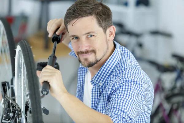 Hombre Feliz Bombeando Neumático Bicicleta Usando Una Pequeña Bomba —  Fotos de Stock