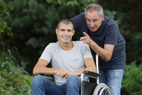 父は障害のある息子と — ストック写真