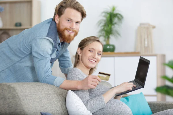 Happy Pregnant Woman Man Grinning Using Laptop — Stock Photo, Image