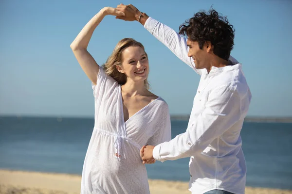 Felice Coppia Che Balla Spiaggia — Foto Stock