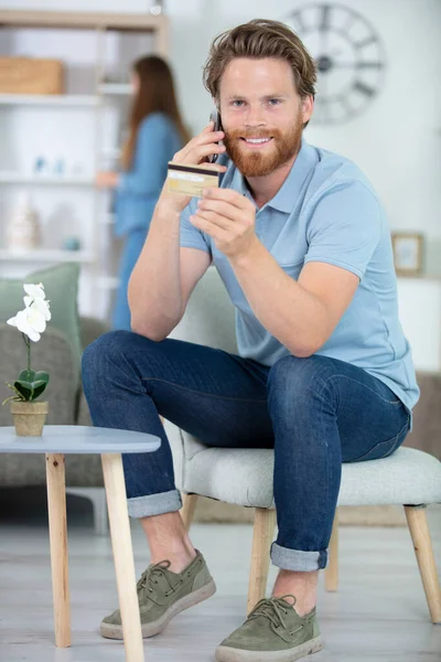 Portret Van Een Vrolijke Man Die Online Winkelt Met Creditcard — Stockfoto