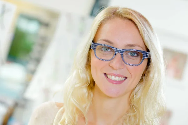 Eine Blonde Frau Mit Brille — Stockfoto