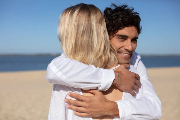Casal Atraente Abraçando Praia Dia Ensolarado — Fotografia de Stock