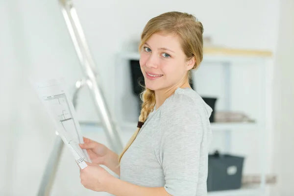 Mulher Lado Escada Pronta Para Pintar Parede — Fotografia de Stock