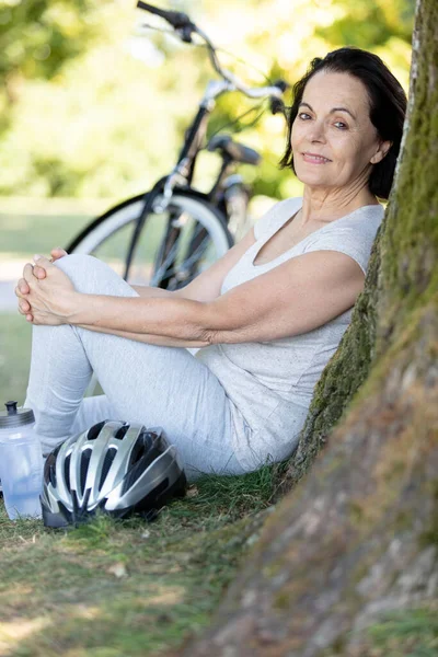 Mulher Sênior Bonita Com Bicicleta Fora Natureza Primavera — Fotografia de Stock
